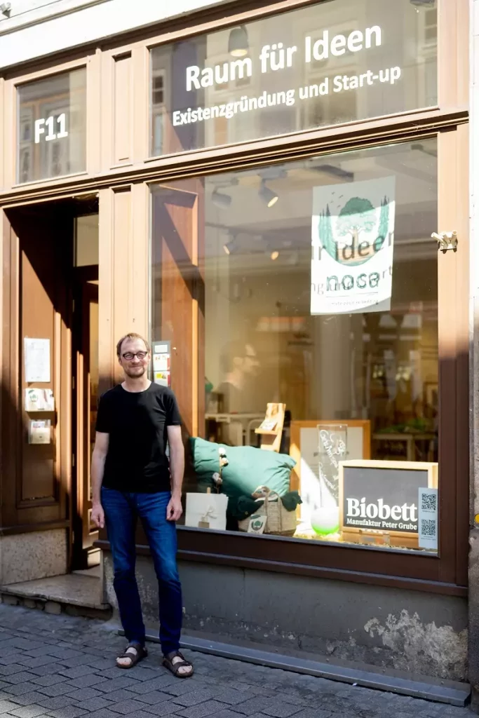 Biobett Inhaber Peter Grube vor dem Pop Up Store in Erfurt