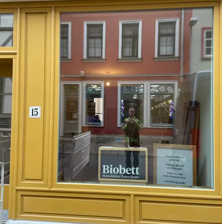 Biobett Inhaber Peter Grube steht vor dem Schaufenster seines neueröffneten Ladengeschäfts in der Erfurter Innenstadt