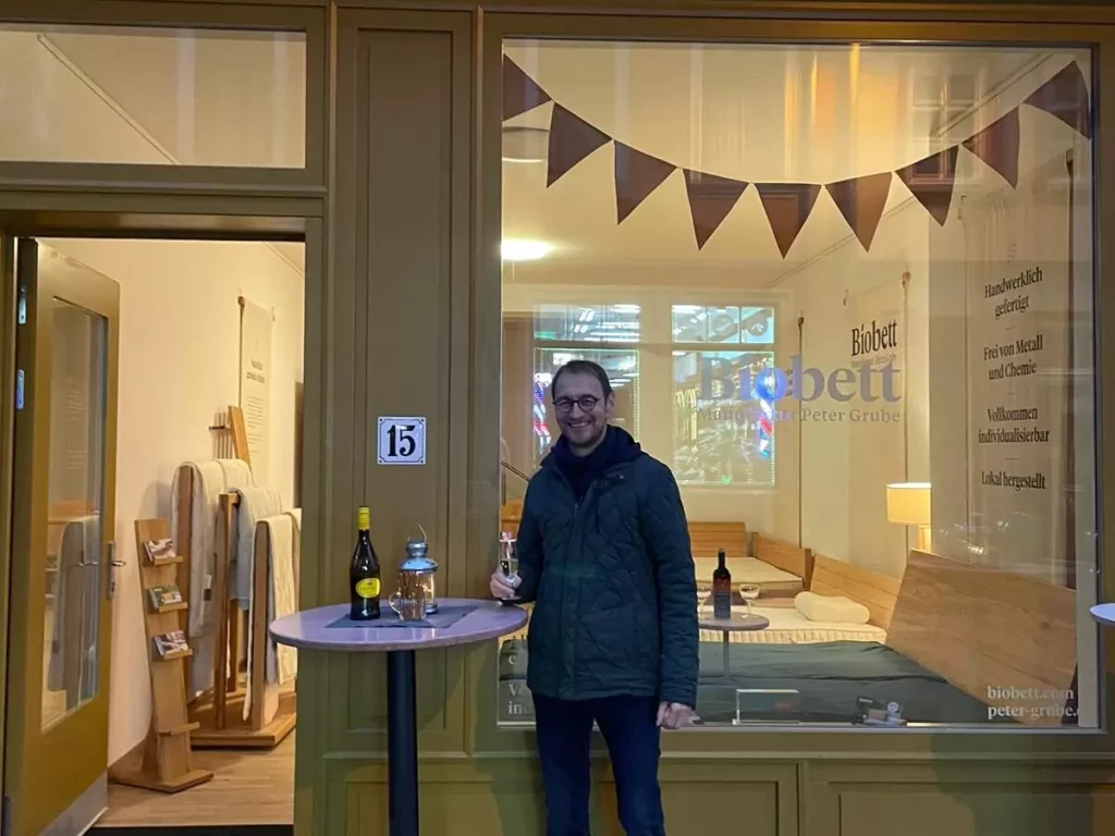 Biobett Inhaber Peter Grube steht vor seinem neueröffnetem Ladengeschäft in Erfurt