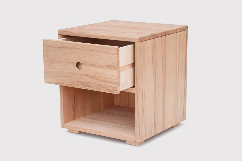 Klassik Nachttisch aus Massivholz mit einem geöffneten Schubfach oben - Biobett