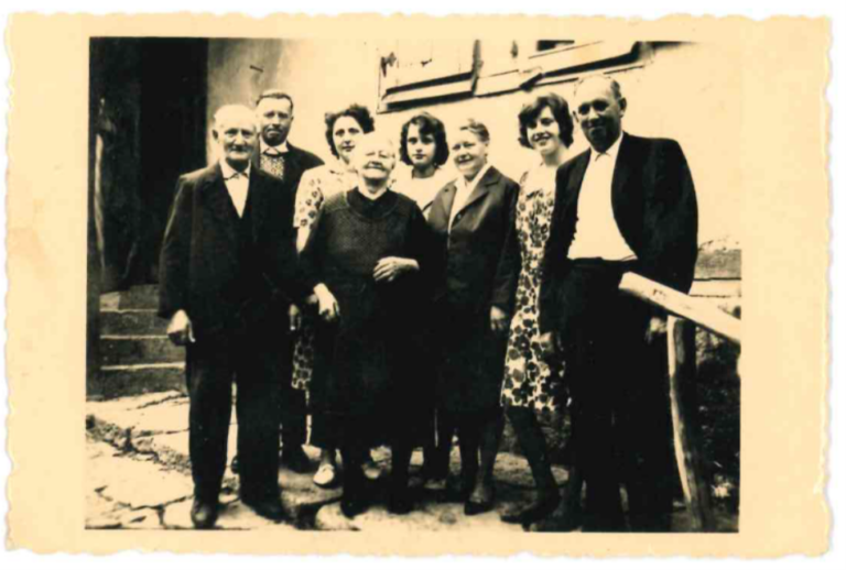 Ein Gruppenfoto vor dem Haus von Karl und Lina Höche im Juli 1965.