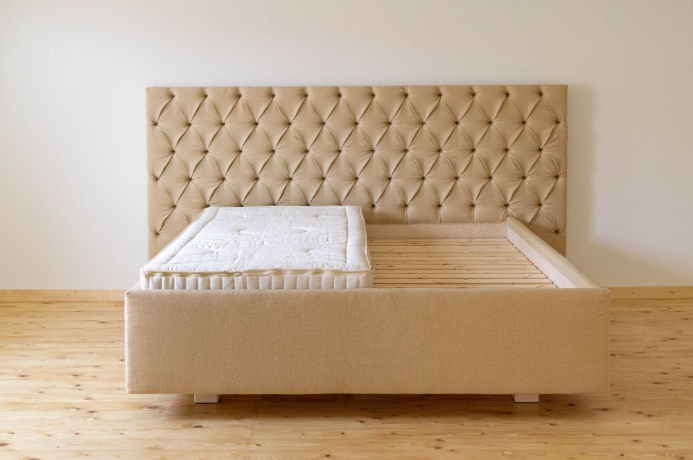 Ein Biobett in cremefarbener Boxspring-Optik